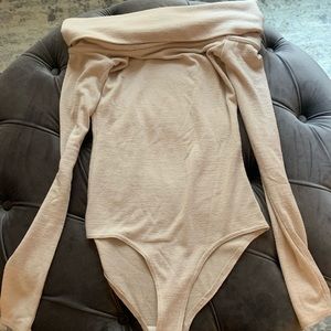 Off the shoulder Wilfred Free bodysuit